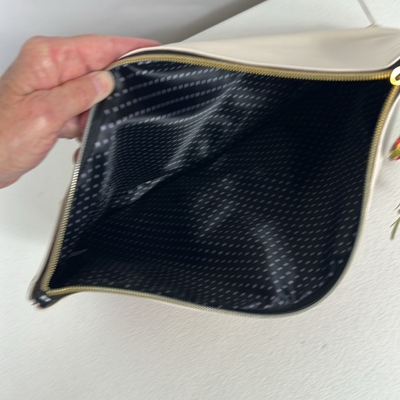 Santa Barbara Design Studio "Nip It In The Bud" Zip Bag Roses NWT - Picture 5 of 9